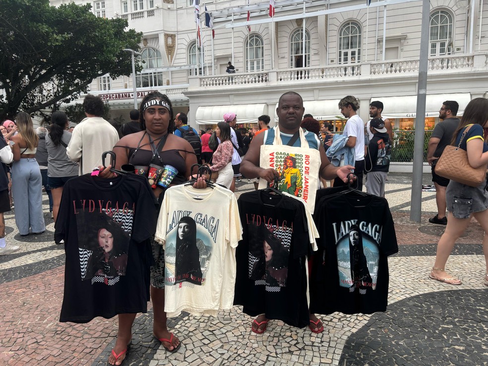 Casal Thiago e Sabrina com variedade de estampas de camisas na porta do Copacabana Palace — Foto: Henrique Barbi / Agência O Globo