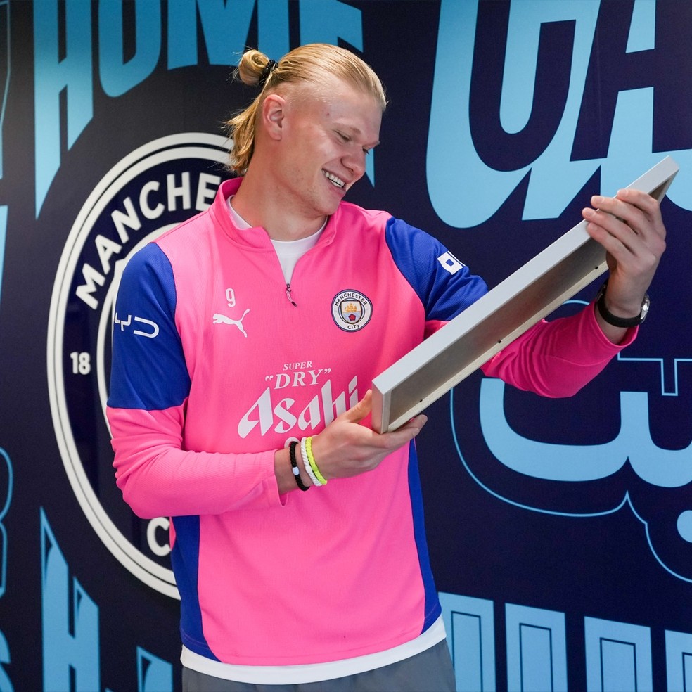 Haaland com certificado que recebeu do Guinness — Foto: Reprodução / Instagram