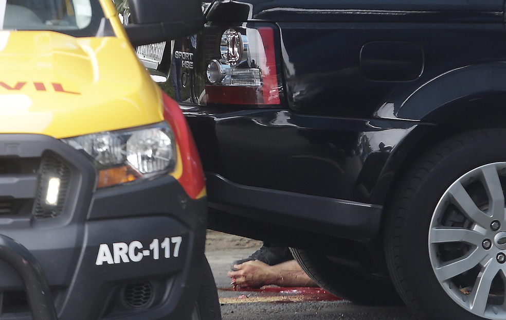 Bicheiro Fernando Iggnácio foi assassinado em um heliponto no Recreio dos Bandeirantes. Corpo sendo periciado no Local — Foto: Domingos Peixoto / 10.11.2020