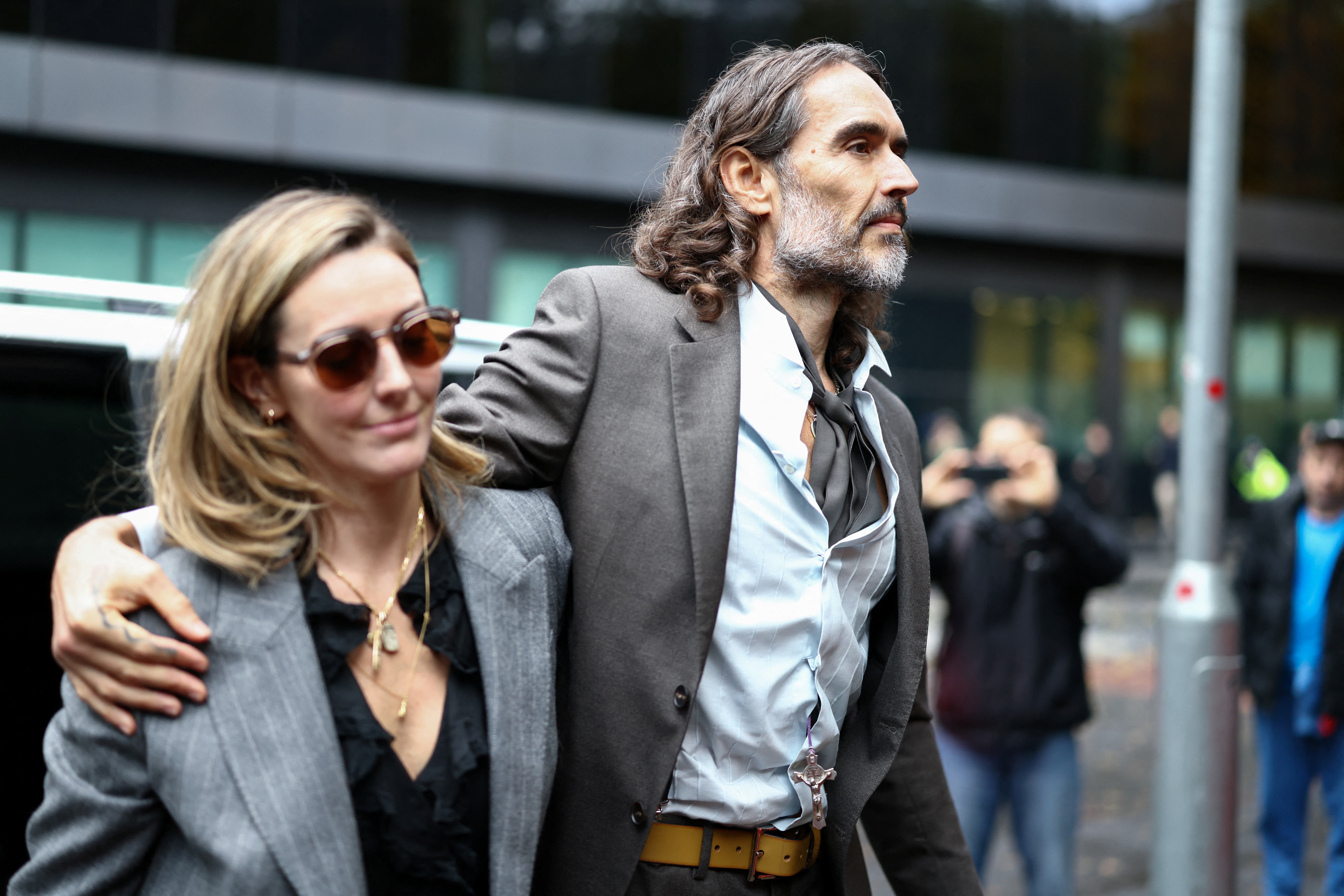 Em julgamento de Russell Brand por estupro, mulher do ator diz que monogamia era 'difícil' para ele