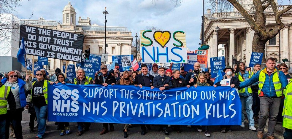 Na faixa principal, lê-se: “Apoie as greves. Financie nosso NHS. A privatização do NHS mata” — Foto: Keep Our NHS Public