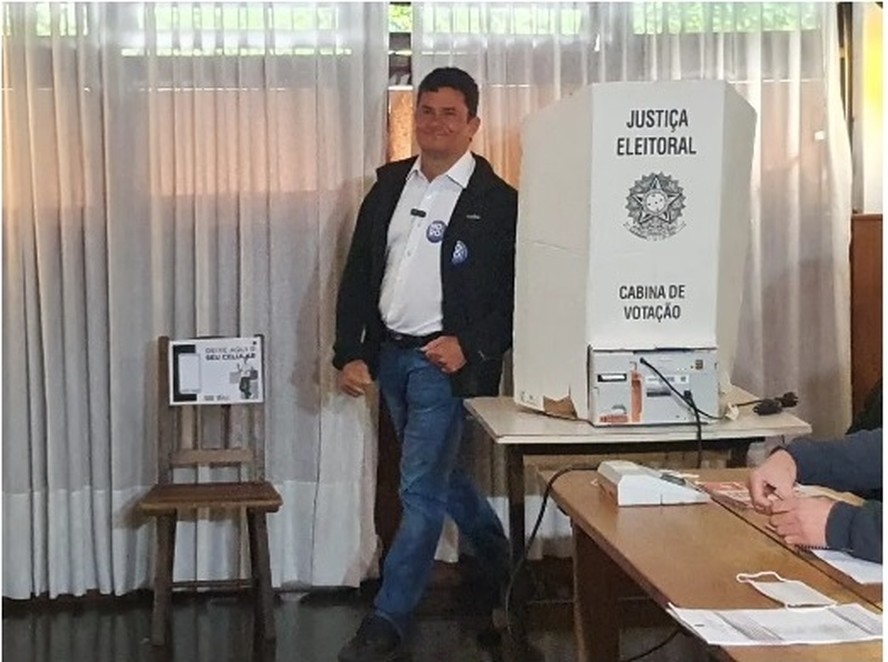 Ex-juiz e ex-ministro de Bolsonaro, Moro vota em Curitiba