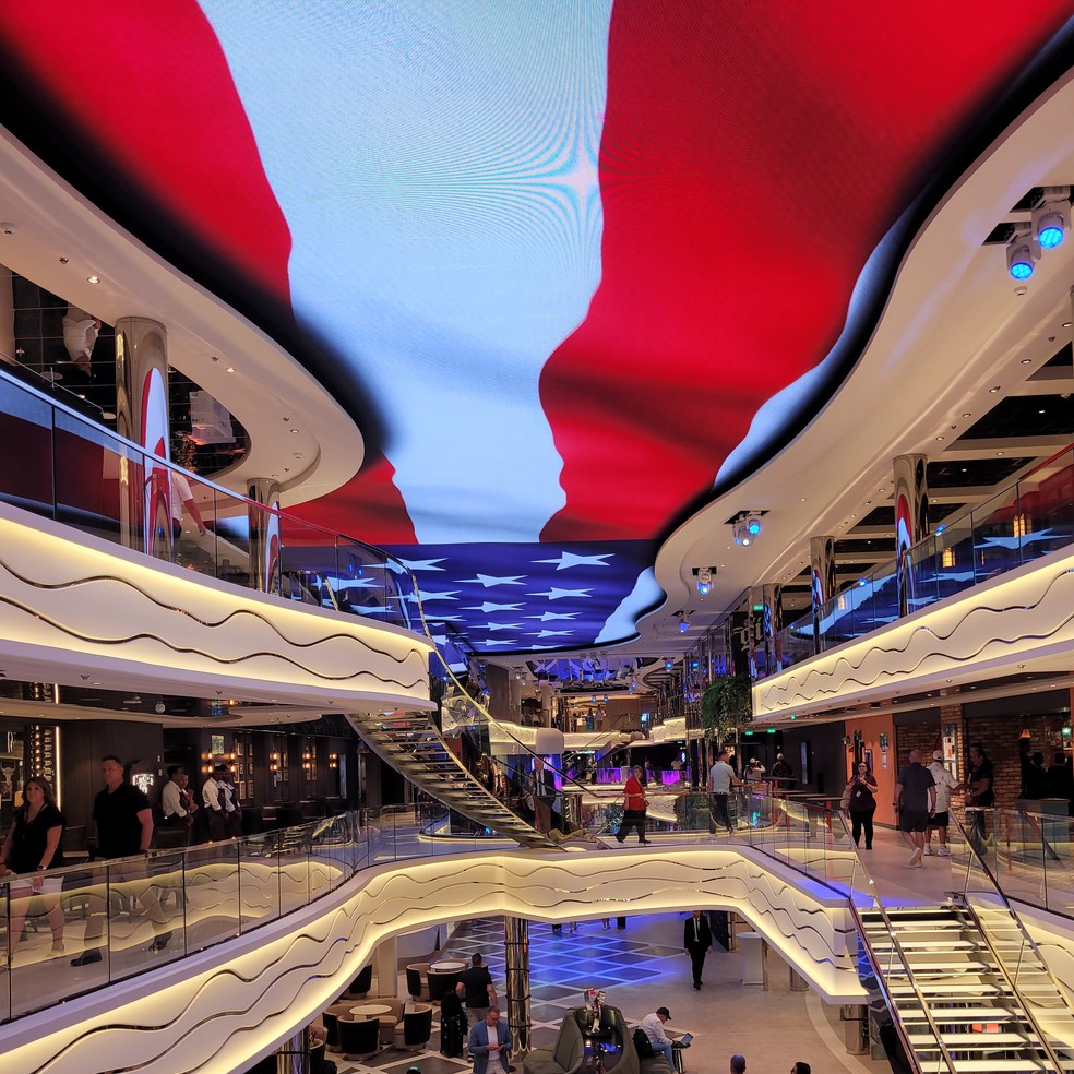 A bandeira dos Estados Unidos reproduzida no teto de LED do corredor central do MSC World America, novo navio de cruzeiros da MSC, baseado em Miami — Foto: Eduardo Maia / O Globo