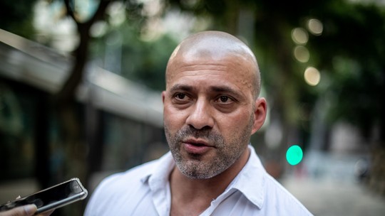 Condenado pelo STF, Daniel Silveira quer voltar receber salário de PM da ativa