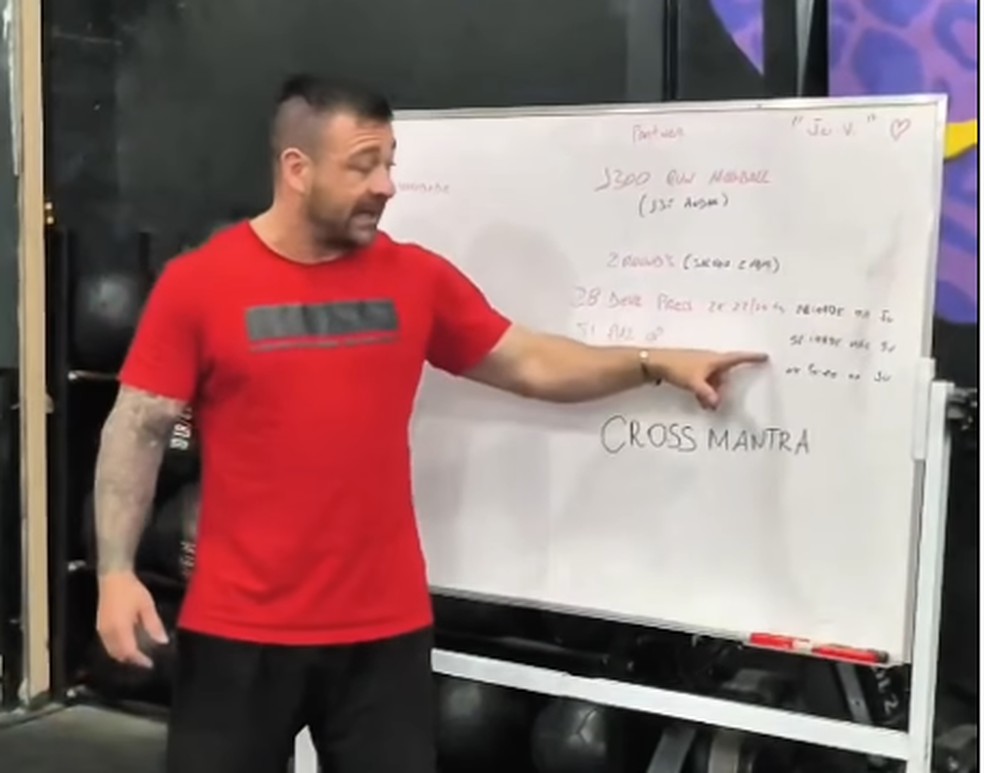 Diego Andrade Soares, treinador de crossfit, mostra para alunos série de exercícios em homenagem à Juliane Vieira — Foto: Reprodução / Redes Sociais