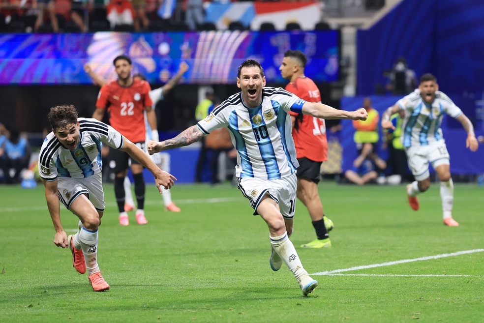 Messi comemora 21&ordm; gol em Copas, que garantiu o empate para Argentina diante do Egito &mdash; Foto: Elsa/Getty Images via AFP