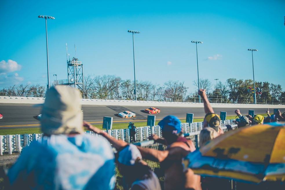 Público assiste a uma corrida na Daytona International Speedway, em Daytona: circuito de corridas na Flórida aparece em'F1: o filme' — Foto: Reprodução/Tim Trad/Unsplash