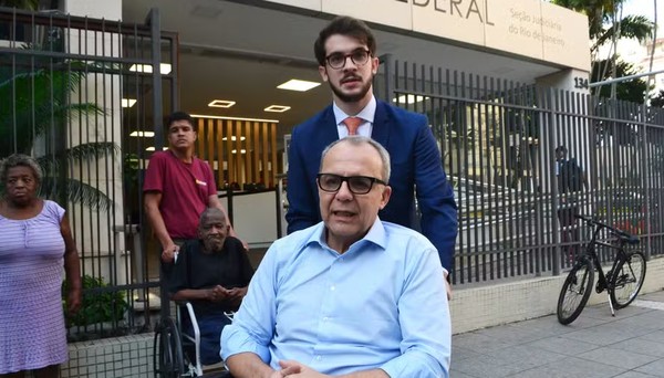  Cabral depõe de cadeira de rodas e vai pedir retirada de tornozeleira