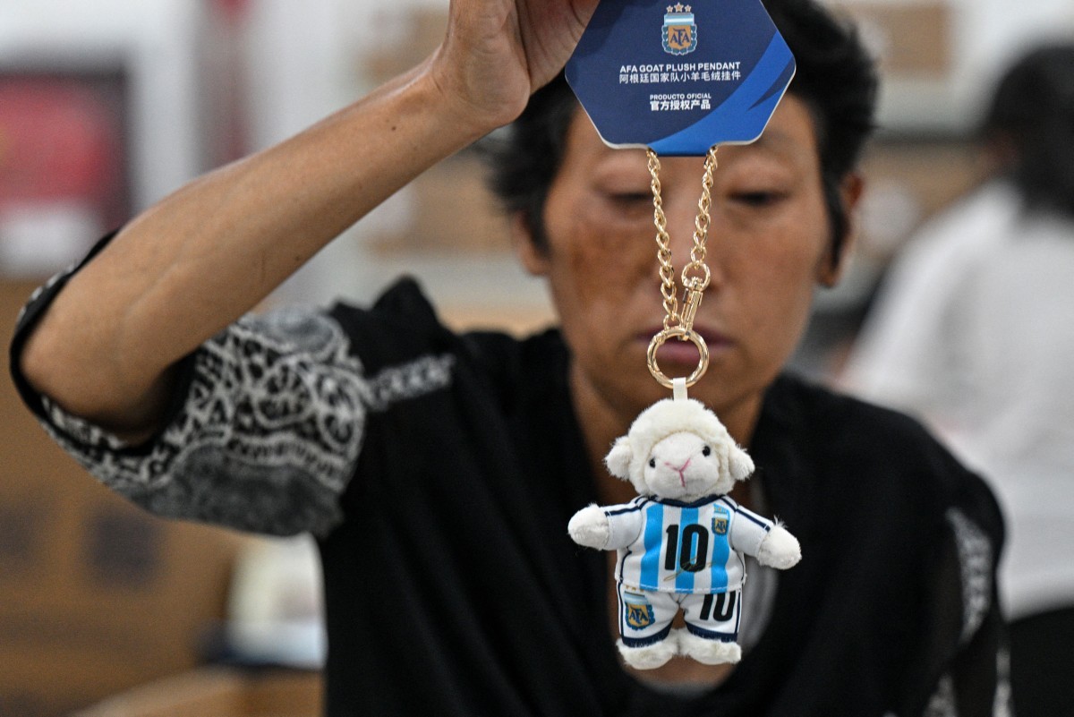 Pelúcias de Messi como 'Goat' fazem sucesso entre 