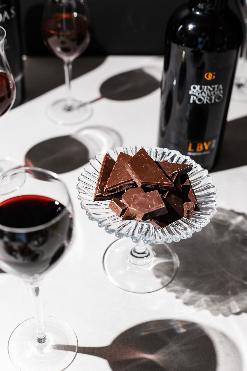 O vinho português Quinta da Gaivosa Porto LBV com o chocolate Nugali 70% — Foto: Divulgação / Nugali
