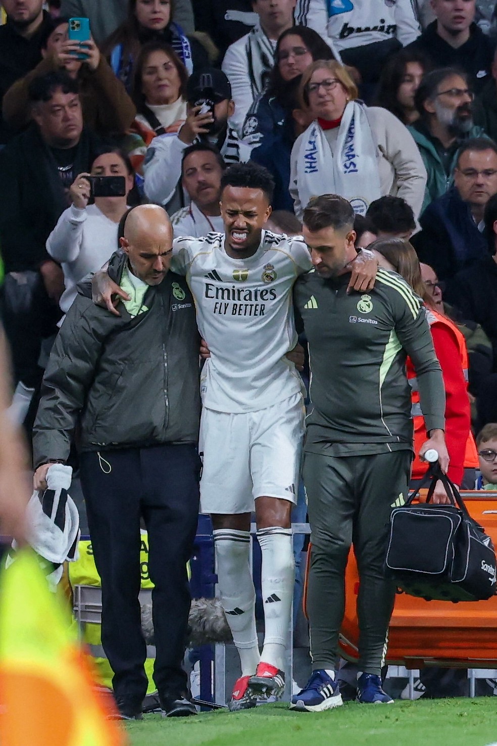 &Eacute;der Milit&atilde;o deixando o campo quando se lesionou, em dezembro do ano passado &mdash; Foto: Thomas Coex / AFP / 07-12-2025