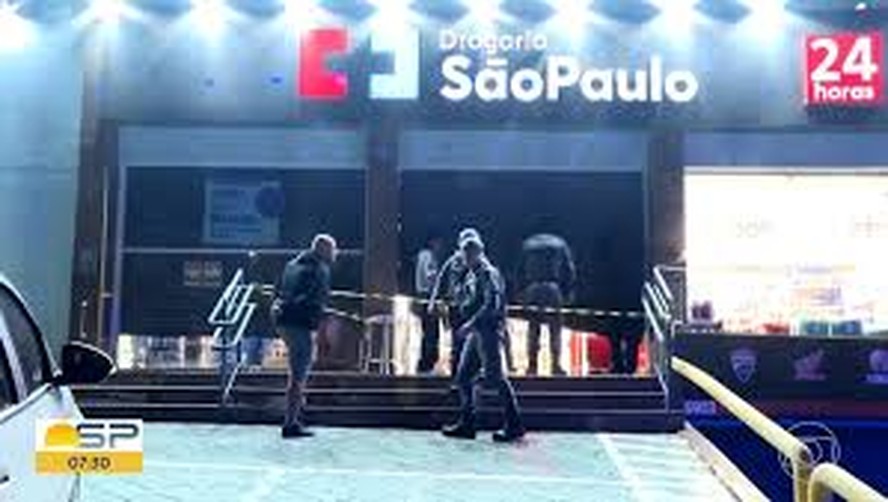 Taxista é baleado na cabeça durante assalto a farmácia na região do Morumbi, em SP