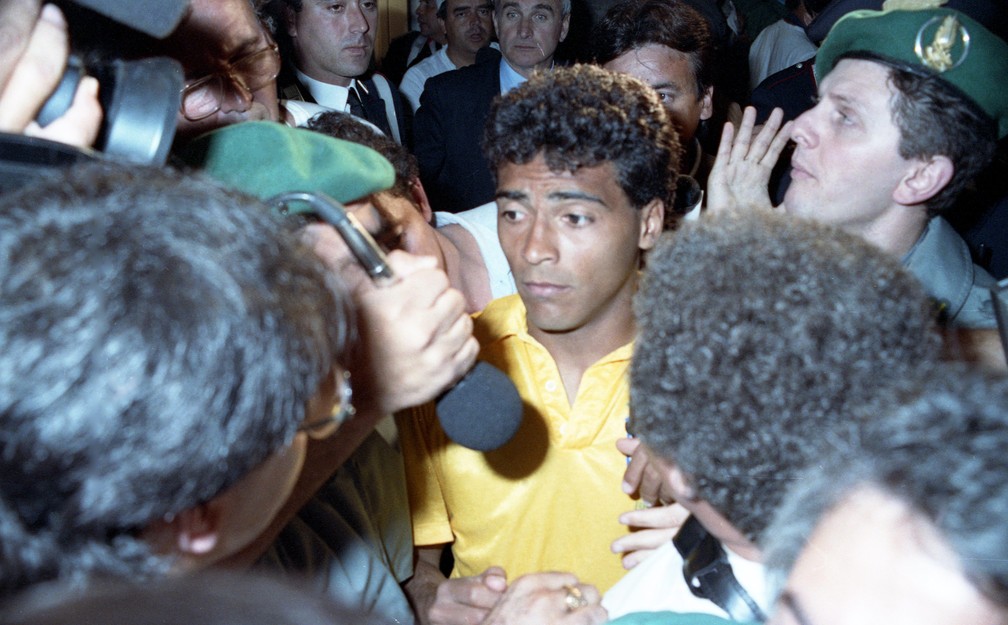 Romário ainda reserva, é entrevistado no jogo contra a Escócia — Foto: Custódio Coimbra / Agência O Globo