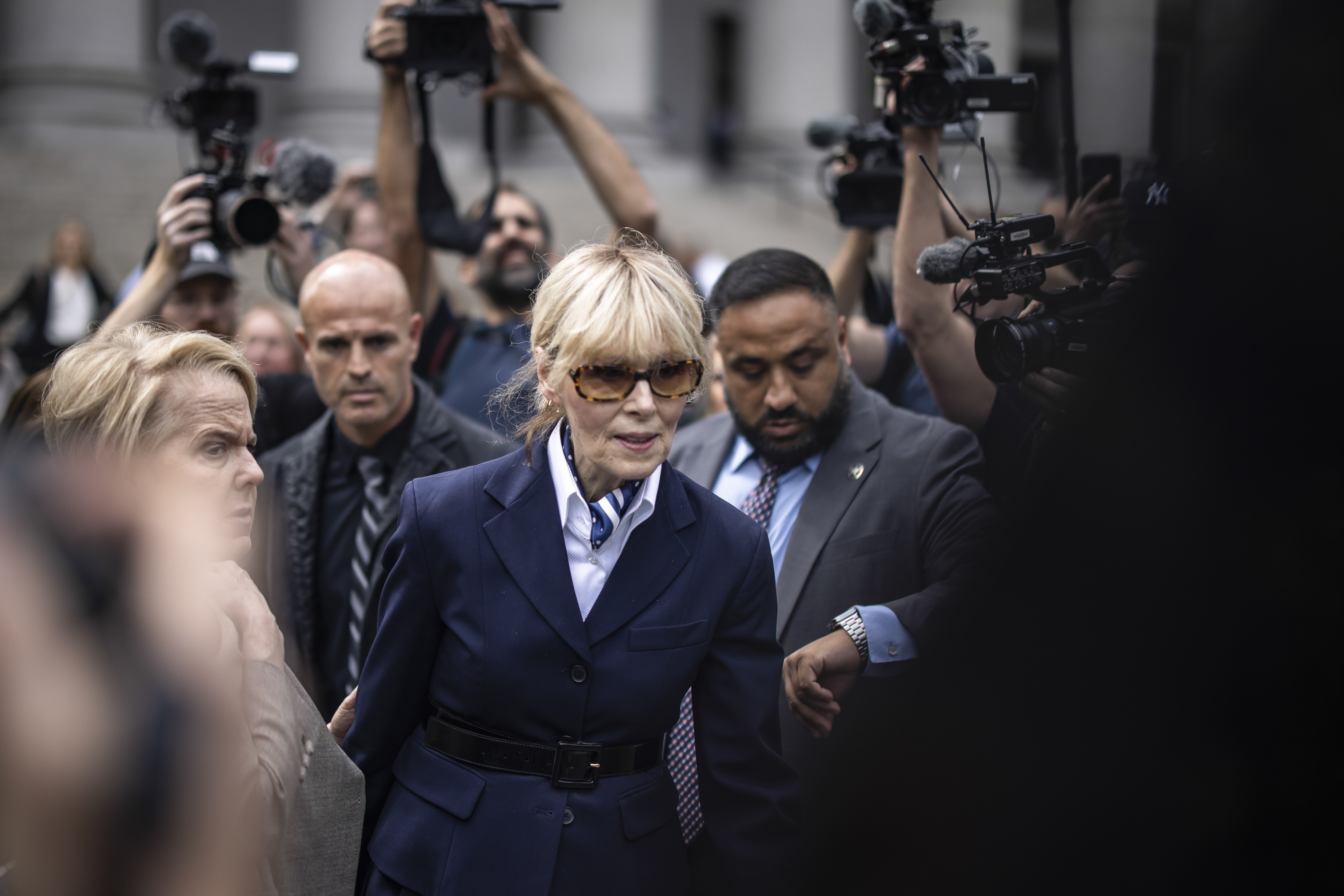 Departamento de Justiça dos EUA abre investigação criminal contra escritora que acusou Trump de abuso sexual