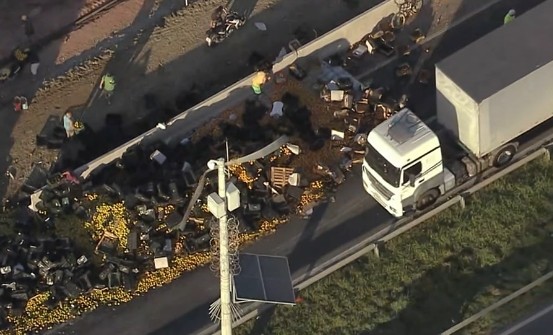 Clash between three trucks closes Via Dutra in Seropédica and leaves three injured