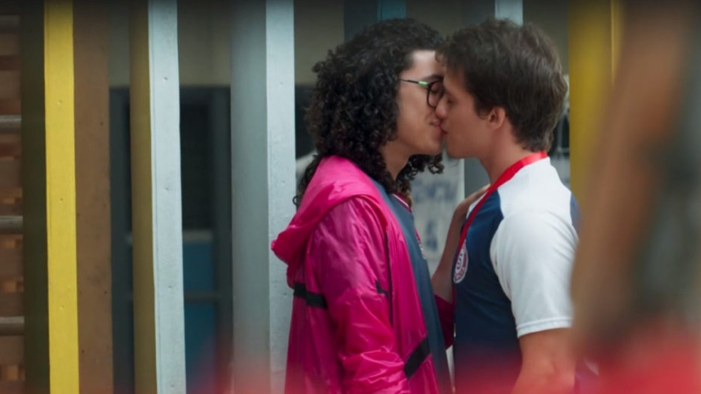 Michael (Pedro Vinícius) and Santiago (Giovanni Dopico) shared a kiss in 'Malhação' — Photo: Reproduction TV Globo