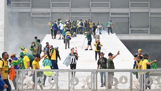 Bolsonaristas na rampa do Palácio do Planalto, em Brasília, neste domingo, 8 de janeiro — Foto: Evaristo Sa/AFP