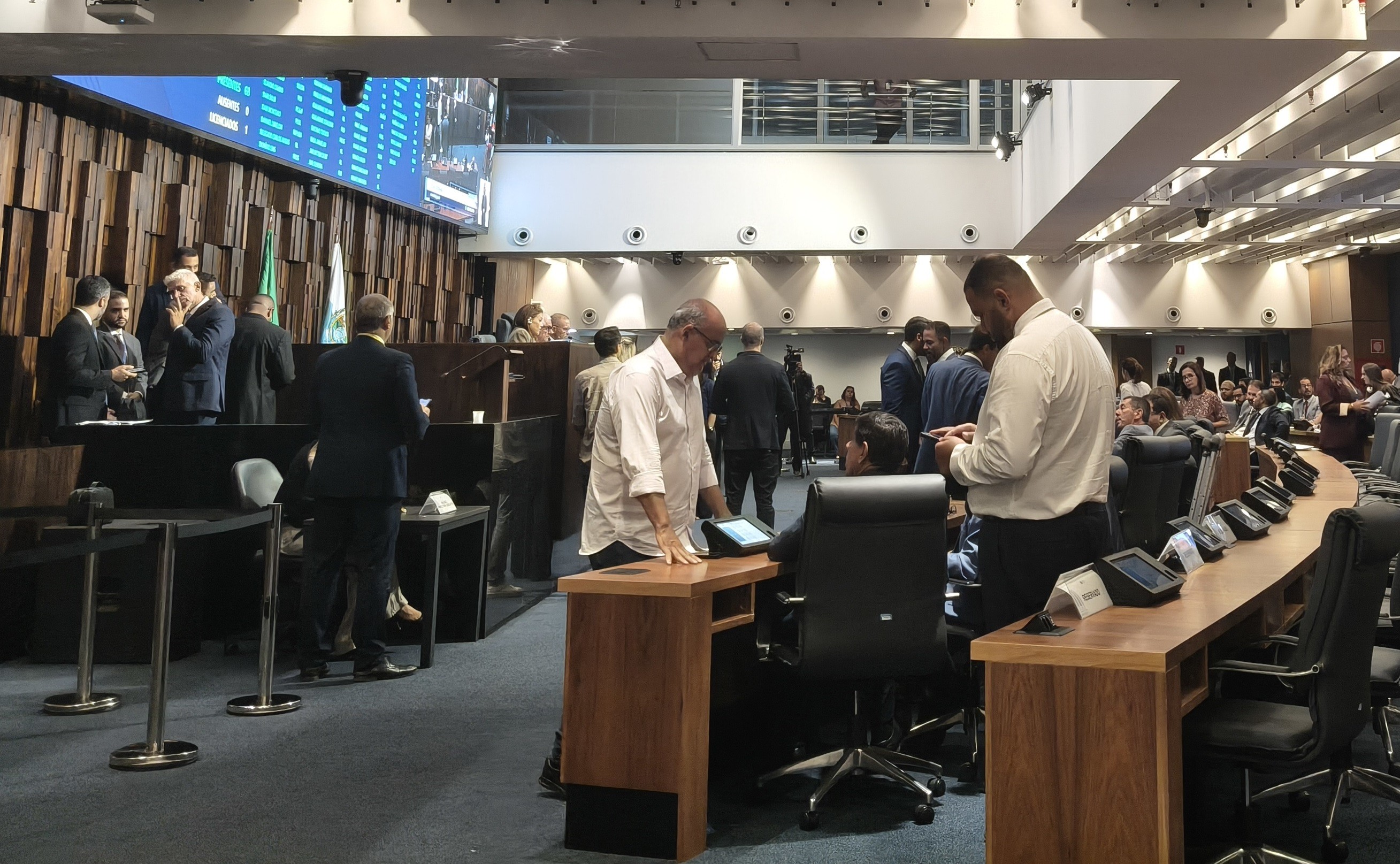 Olho no celular, protesto e queixa sobre Gotham City: como a Alerj acompanhou 1° dia de votação no STF sobre eleição-tampão