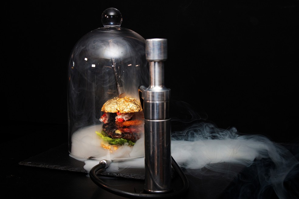 Defumado em fumaça infusionada com uísque: hambúrguer recordista do Guinness Book tem ingredientes de luxo — Foto: divulgação