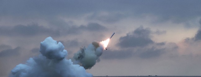 Foto divulgada pela agência estatal KCNA mostra teste de mísseis de cruzeiro da Coreia do Norte — Foto: STR KCNA VIA KNS / AFP