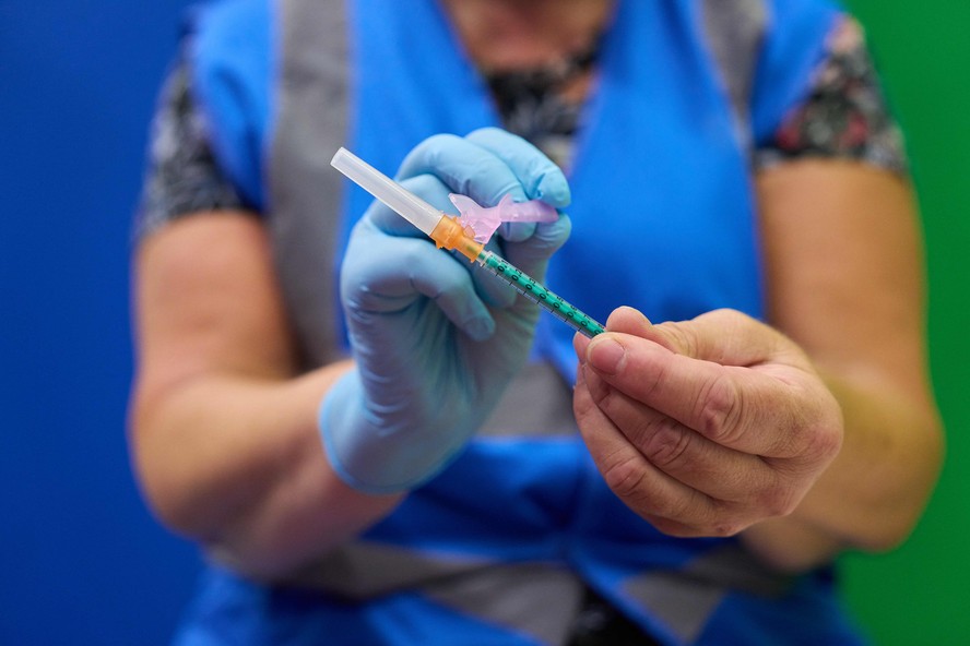 Profissional de saúde prepara aplicação de vacina contra varíola dos macacos na Holanda