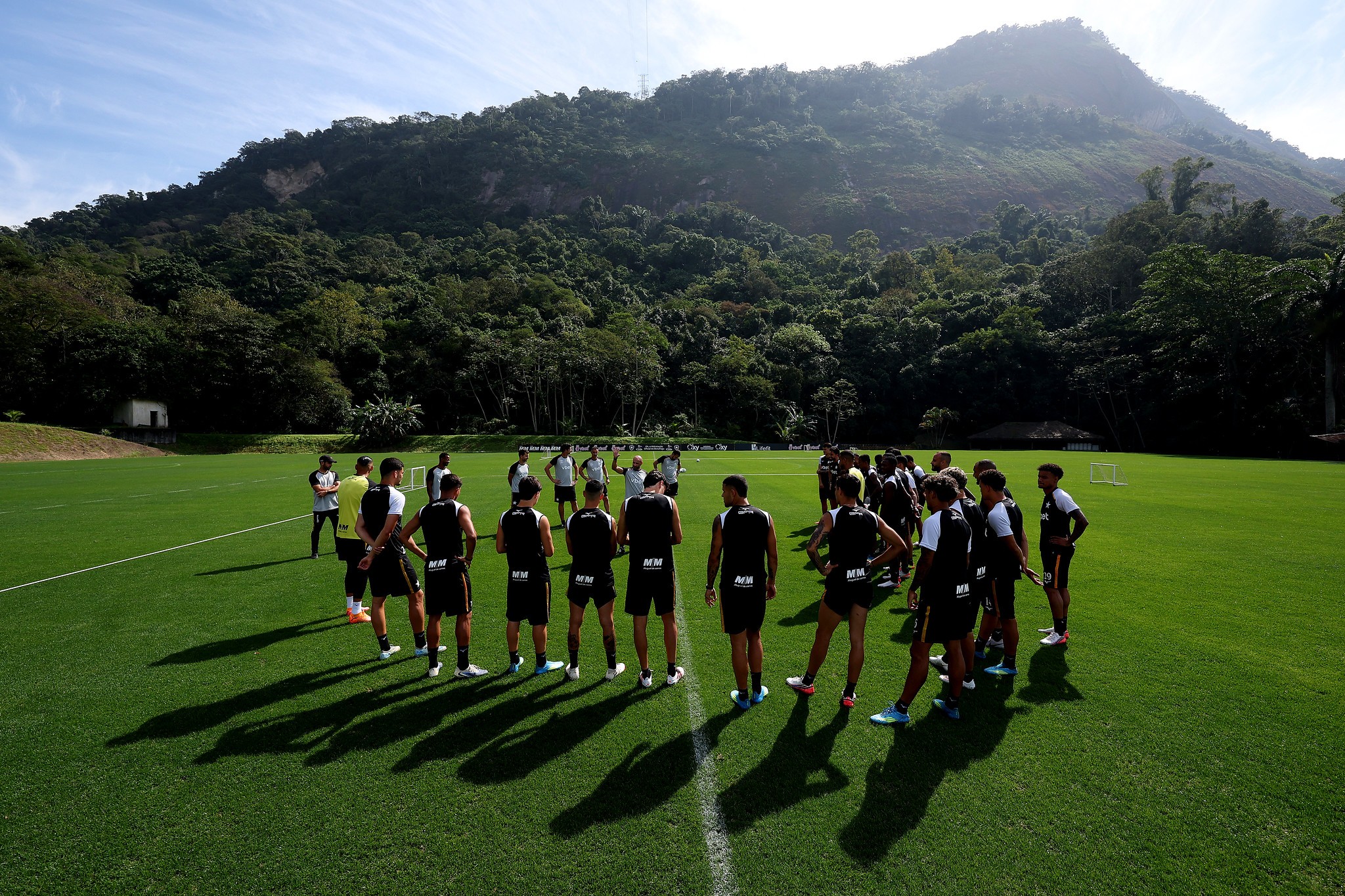 Esvaziar DM, fortalecer laços e trabalhar tática: como o Botafogo aproveitou terceira 