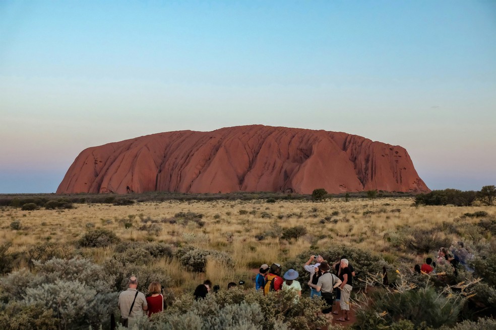 Visitantes no Parque Nacional Uluru-Kata Tjuta, na Austrália — Foto: Reprodução/Unsplash/Iszac Bale