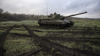 Soldados ucranianos testam tanque Leopard-1A5; equipamento foi doado por aliados ocidentais para a Ucrânia — Foto: David Guttenfelder/The New York Times