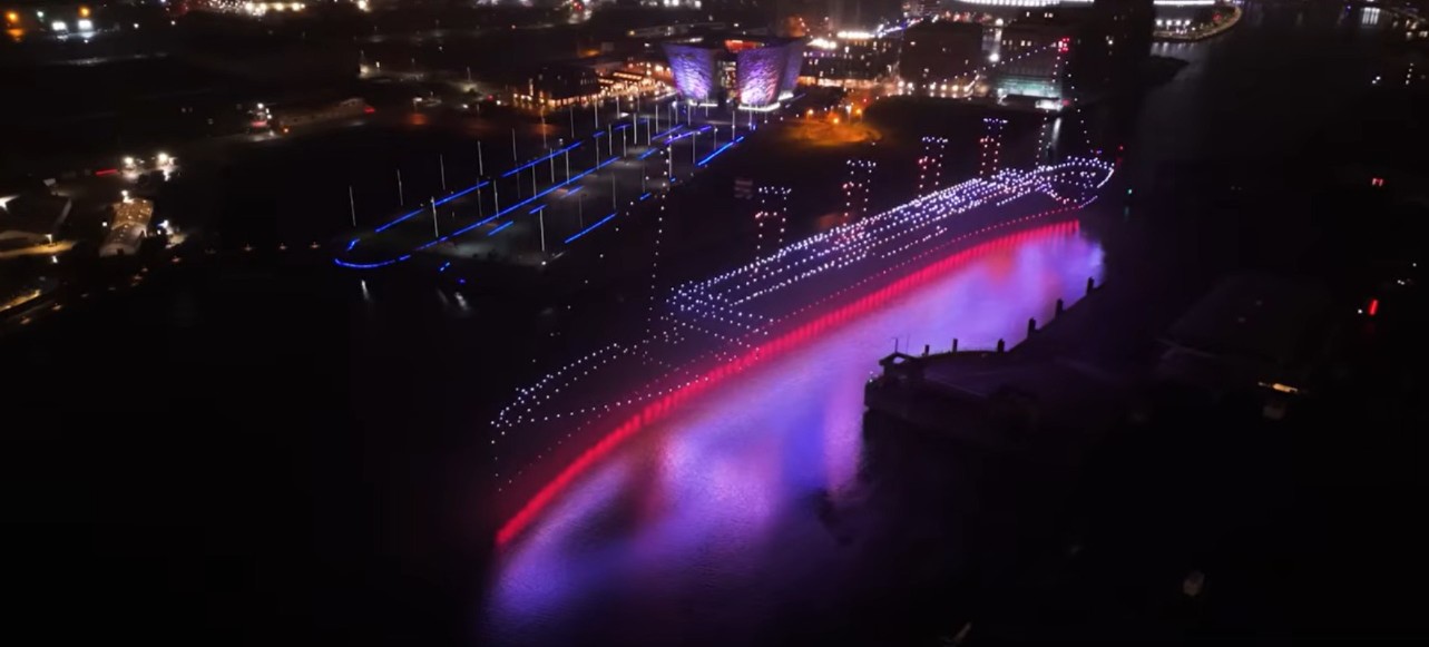 Show com quase mil drones recria o Titanic no céu da Irlanda e marca partida histórica do navio; assista