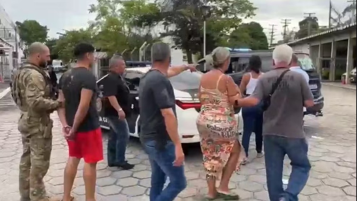 M&atilde;e e filhos s&atilde;o presos na Ponte Rio-Niter&oacute;i por morte de vendedor de &aacute;gua na Pavuna