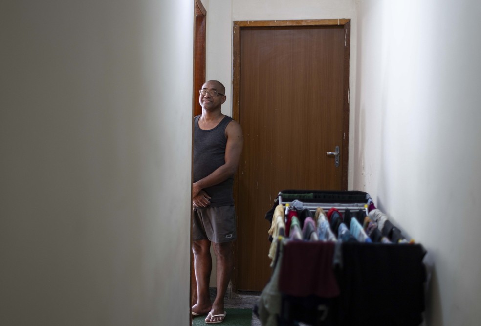 Marcelo Cristino Soares Pessana, 49 anos, no apartamento onde mora, no Rio Comprido. — Foto: Márcia Foletto