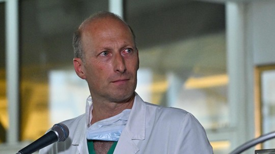 Quem é Sergio Alfieri, cirurgião que operou Francisco no 'hospital dos papas'