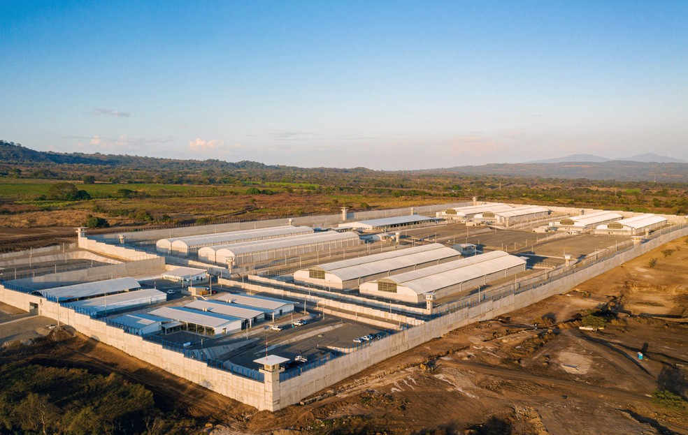 Como é por dentro a maior prisão das Américas, recém-inaugurada em El ...