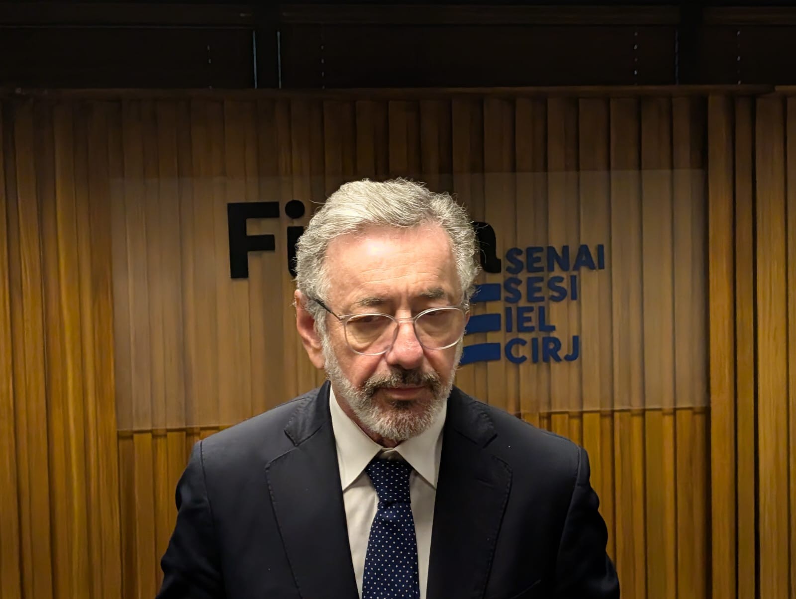 Brasil e EUA: Negociações sobre tarifas se intensificam antes de prazo crucial