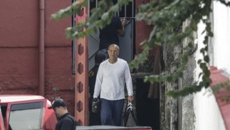 Ex-governador Sérgio Cabral é visto caminhando no 1º GBM (Humaitá) depois de fazer exercícios — Foto: Alexandre Cassiano / Agência O Globo