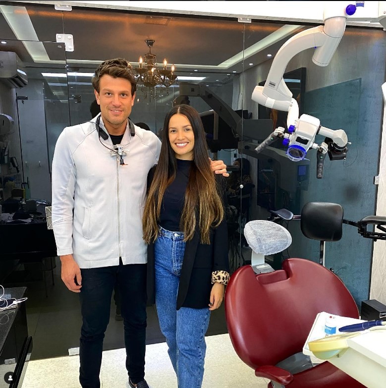 Juliette posa com o dentista Rafael Puglisi — Foto: Reprodução/Instagram