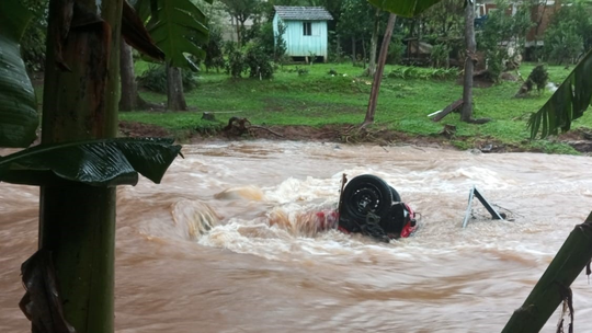 Chuvas em SC: homem morre após carro ser engolido pela água; estado já tem mais de 180 pessoas fora de casa