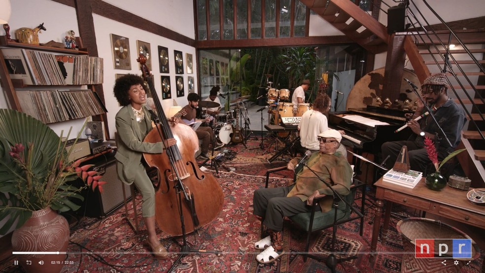 Esperanza Spalding e Milton Nascimento juntos no Tiny Desk — Foto: Reprodução