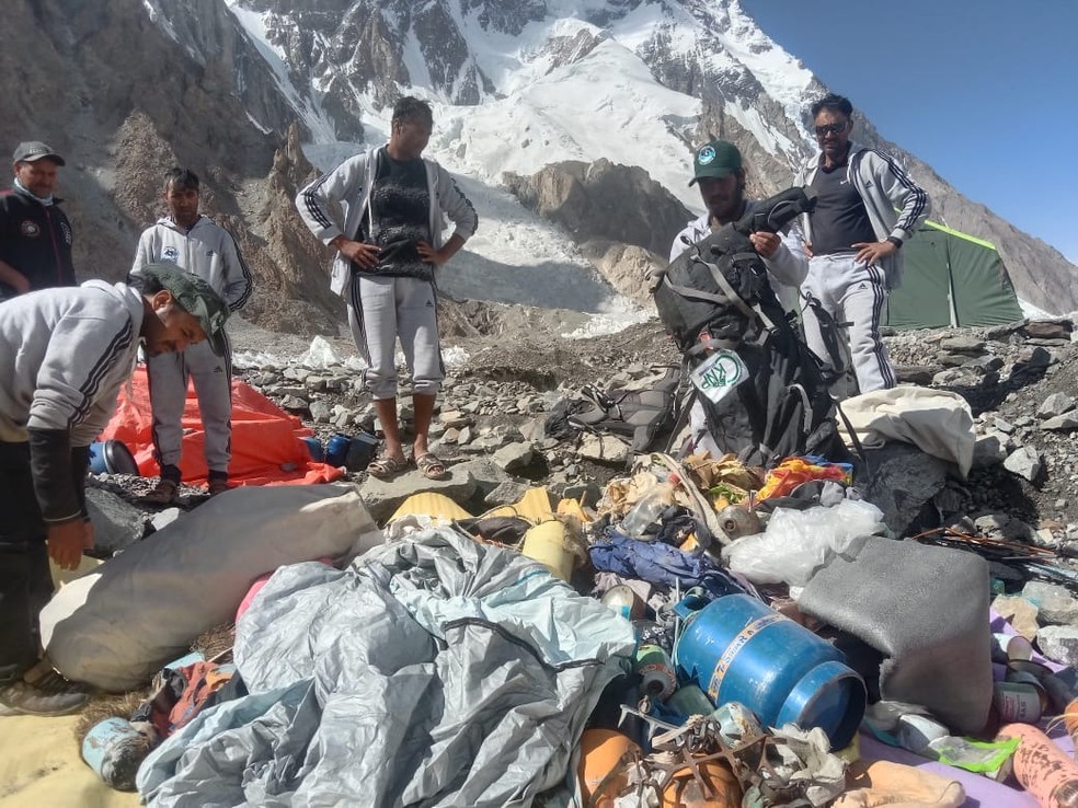Lixo deixado para trás na maior montanha do mundo — Foto: Reprodução