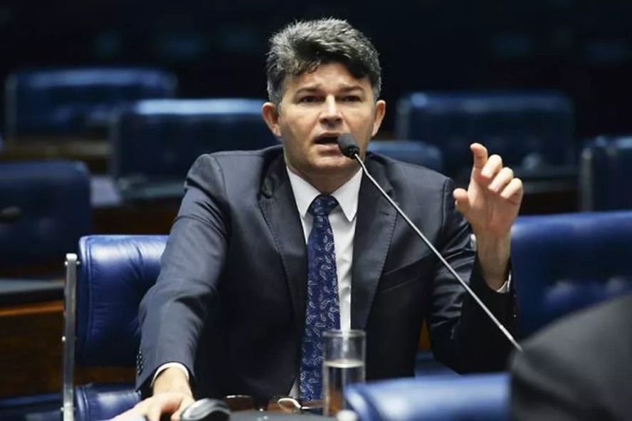 Moraes autoriza desbloqueio de redes sociais de deputado federal  bolsonarista