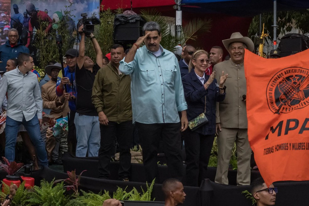 O presidente Nicolás Maduro, da Venezuela, e sua esposa, Cilia Flores, durante uma marcha pró-governo em Caracas — Foto: Alejandro Cegarra/New York Times