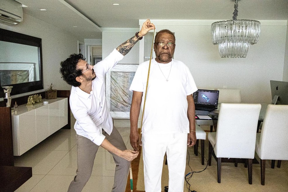 O escultor Mário Pitanguy verifica medidas de Martinho da Vila — Foto: Divulgação/Hectos Santos /Secretaria de Conservação