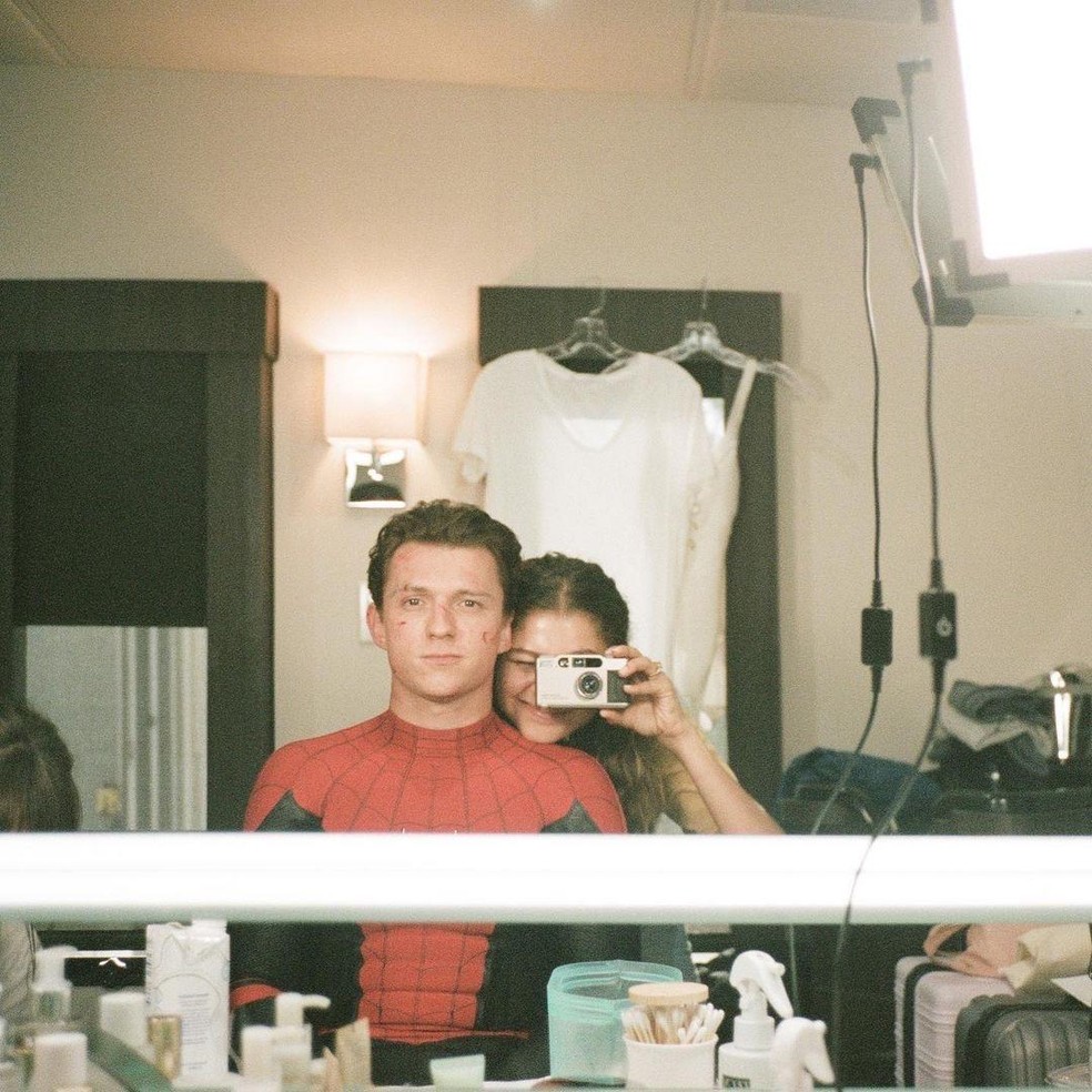 O casal Zendaya e Tom Holland nos bastidores de Homem-Aranha  — Foto: Reprodução