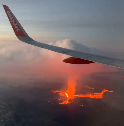 Passageira grava momento em que lava jorra para fora de vulcão na Islândia; assista