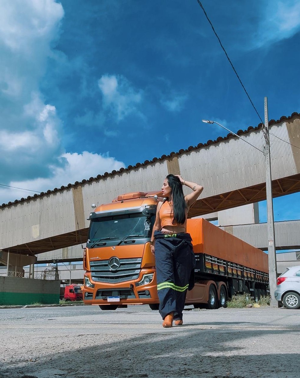 Vanessa Mariano aprendeu a amar a profissão com o pai e já realizou o sonho de trabalhar com ele: cada um no seu caminhão — Foto: Reprodução/Redes sociais