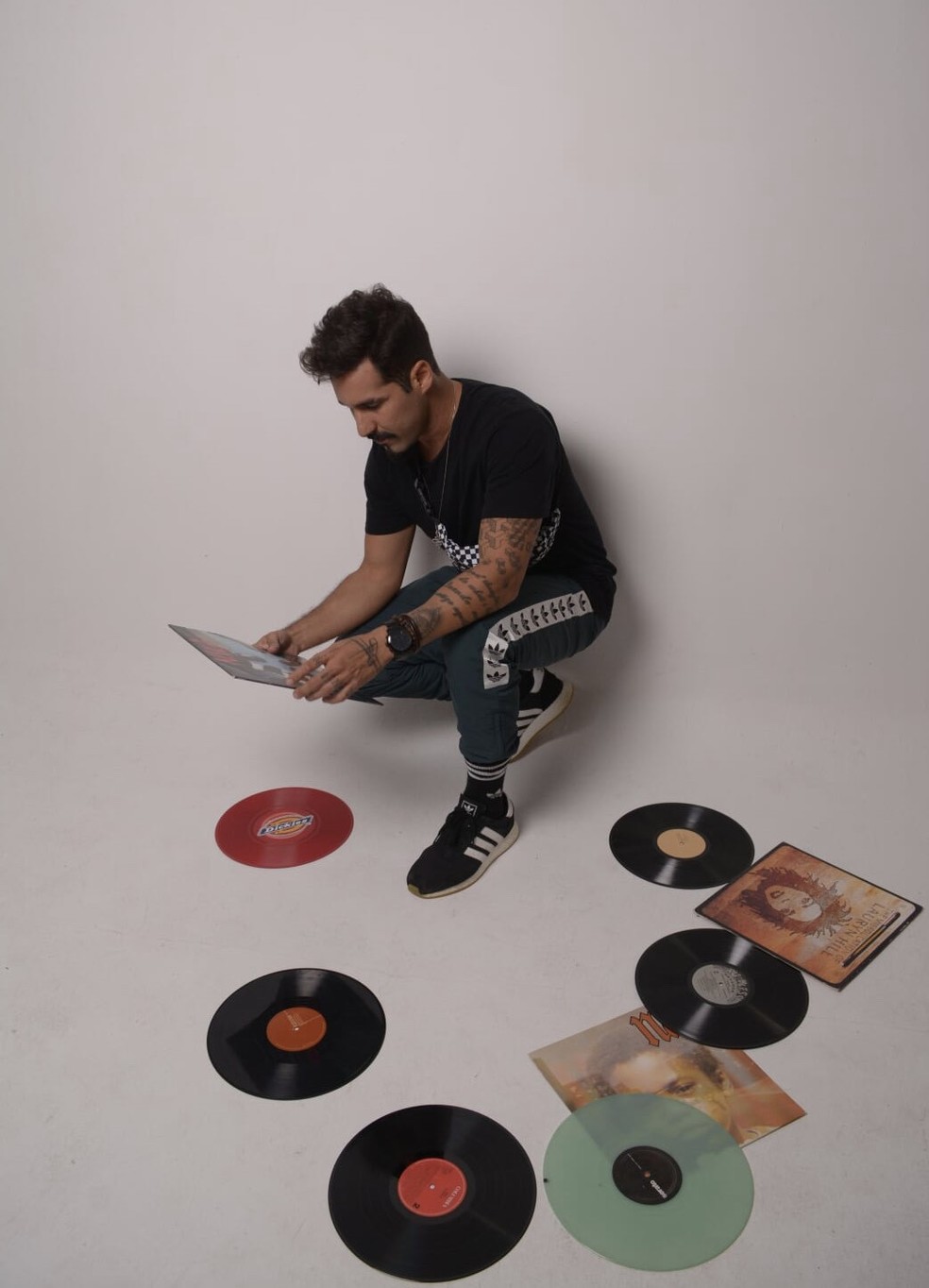 DJ RV. Ele só toca vinis em turnês por Brasil, Europa, Austrália e Indonésia — Foto: Divulgação/Felipe Braga