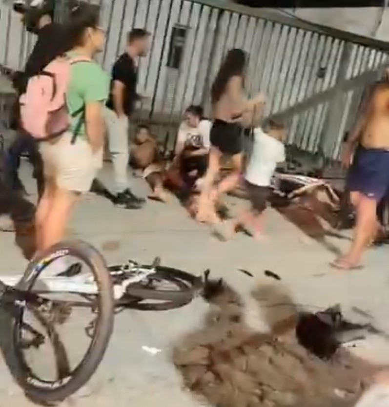 Motorista atropela cinco pessoas no Largo da Batalha, em Niterói, e foge sem prestar socorro