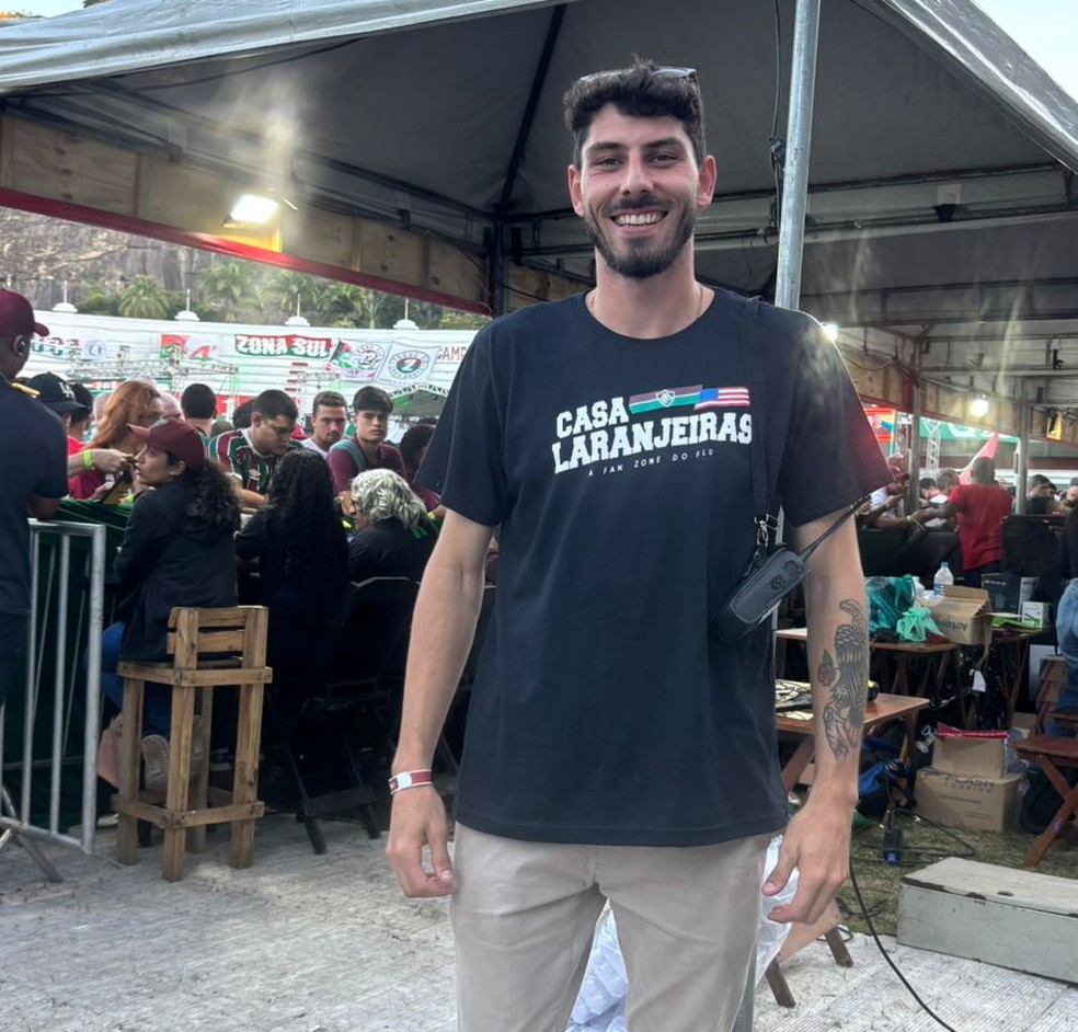 Eduardo Thomás, produtor de eventos, na torcida nas Laranjeiras — Foto: Maírah Rubim