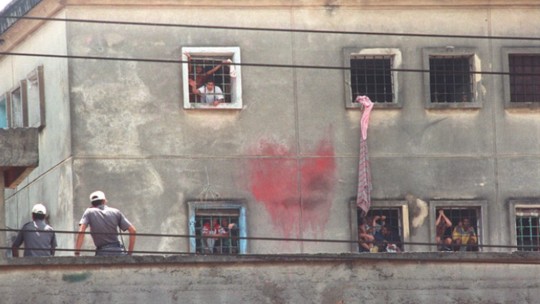 A fundação PCC depois de uma partida de futebol entre presos