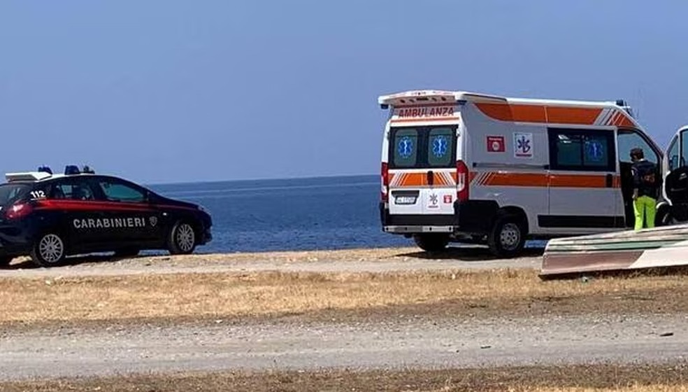 Jovem cava buraco e morre soterrado na areia da praia — Foto: Reprodução/RaiNews